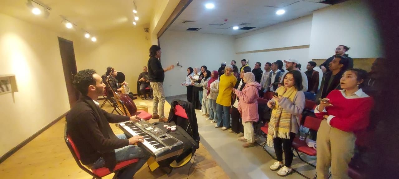 "ابدأ حلمك".. الإيقاعات الموسيقية وفن الموشحات في أسبوع تدريبي بقنا كتب / محمد جمال الدين تواصل الهيئة العامة لقصور الثقافة، برئاسة اللواء خالد اللبان، تدريبات مشروع "ابدأ حلمك"، بمحافظة قنا، ضمن المرحلة الثالثة من الورشة الدائمة لتدريب الشباب على فنون المسرح، وإعداد الممثل الشامل، في إطار برامج وزارة الثقافة. وشهد الأسبوع الرابع من المشروع المنفذ بإشراف الكاتب محمد ناصف، نائب رئيس الهيئة، تقديم ورشة متخصصة لتعليم الموسيقى والغناء، استمرت لمدة ثلاثة أيام. قام المدرب المايسترو حسام حسني، بتعريف المشاركين بالأبعاد الموسيقية، والتدريب على عدد من الإيقاعات الشهيرة مثل فوكس، وحدة كبيرة والمصمودي، مع توضيح الفروق بينها من خلال تطبيقات عملية. كما تضمنت الورشة تدريبات على مجموعة من الأغنيات في أداء جماعي، منها "اللي في إيديا"، و"الهوا هوايا"، واختتمت بأداء موشح "يا بهجة الروح". تقام فعاليات المرحلة الثالثة من مشروع "ابدأ حلمك" بإشراف الفنان أحمد الشافعي، رئيس الإدارة المركزية للشئون الفنية، والمدير التنفيذي للمشروع، المدير الفني للمشروع المخرج أحمد طه، وتنفذ من خلال إقليم جنوب الصعيد الثقافي، بإدارة محمود عبد الوهاب، وفرع ثقافة قنا، برئاسة أنور جمال. ويستمر المشروع لمدة 6 أشهر، يتلقى خلالها المشاركون تدريبات شاملة على فنون المسرح، يقدمها نخبة من الخبراء والأكاديميين، وتختتم بعرض فني احتفالا بتخرج دفعة جديدة من أبناء المحافظة. مشروع "ابدأ حلمك" أحد أهم المشروعات الفنية التي تنظمها وزارة الثقافة من خلال هيئة قصور الثقافة، وشهدت المرحلة الأولى تخرج دفعات محافظات: أسيوط والفيوم والشرقية، والمرحلة الثانية محافظات: بورسعيد وبني سويف والجيزة وكفر الشيخ والوادي الجديد، وتم اعتماد فرق هذه المحافظات فرقا مسرحية نوعية.