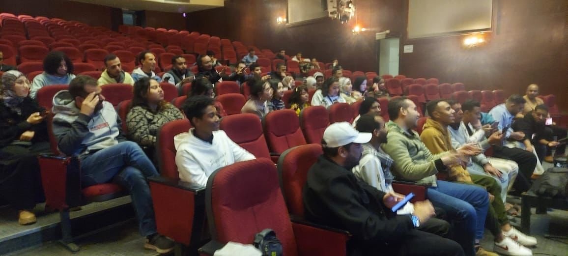 "ابدأ حلمك".. الإيقاعات الموسيقية وفن الموشحات في أسبوع تدريبي بقنا كتب / محمد جمال الدين تواصل الهيئة العامة لقصور الثقافة، برئاسة اللواء خالد اللبان، تدريبات مشروع "ابدأ حلمك"، بمحافظة قنا، ضمن المرحلة الثالثة من الورشة الدائمة لتدريب الشباب على فنون المسرح، وإعداد الممثل الشامل، في إطار برامج وزارة الثقافة. وشهد الأسبوع الرابع من المشروع المنفذ بإشراف الكاتب محمد ناصف، نائب رئيس الهيئة، تقديم ورشة متخصصة لتعليم الموسيقى والغناء، استمرت لمدة ثلاثة أيام. قام المدرب المايسترو حسام حسني، بتعريف المشاركين بالأبعاد الموسيقية، والتدريب على عدد من الإيقاعات الشهيرة مثل فوكس، وحدة كبيرة والمصمودي، مع توضيح الفروق بينها من خلال تطبيقات عملية. كما تضمنت الورشة تدريبات على مجموعة من الأغنيات في أداء جماعي، منها "اللي في إيديا"، و"الهوا هوايا"، واختتمت بأداء موشح "يا بهجة الروح". تقام فعاليات المرحلة الثالثة من مشروع "ابدأ حلمك" بإشراف الفنان أحمد الشافعي، رئيس الإدارة المركزية للشئون الفنية، والمدير التنفيذي للمشروع، المدير الفني للمشروع المخرج أحمد طه، وتنفذ من خلال إقليم جنوب الصعيد الثقافي، بإدارة محمود عبد الوهاب، وفرع ثقافة قنا، برئاسة أنور جمال. ويستمر المشروع لمدة 6 أشهر، يتلقى خلالها المشاركون تدريبات شاملة على فنون المسرح، يقدمها نخبة من الخبراء والأكاديميين، وتختتم بعرض فني احتفالا بتخرج دفعة جديدة من أبناء المحافظة. مشروع "ابدأ حلمك" أحد أهم المشروعات الفنية التي تنظمها وزارة الثقافة من خلال هيئة قصور الثقافة، وشهدت المرحلة الأولى تخرج دفعات محافظات: أسيوط والفيوم والشرقية، والمرحلة الثانية محافظات: بورسعيد وبني سويف والجيزة وكفر الشيخ والوادي الجديد، وتم اعتماد فرق هذه المحافظات فرقا مسرحية نوعية.