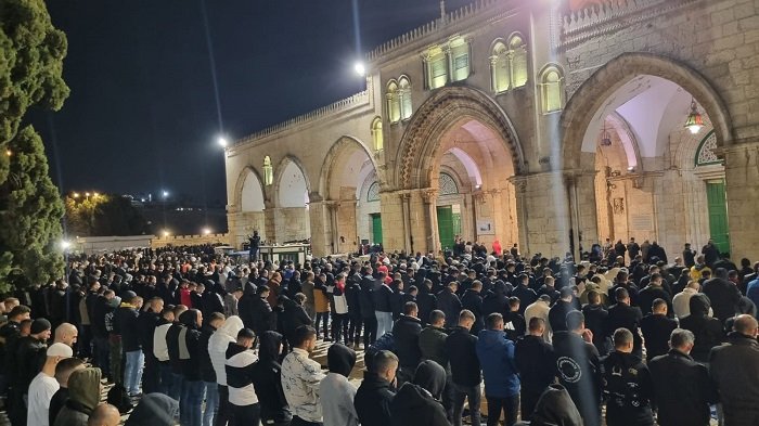 60 ألفا يؤدون صلاتي العشاء والتراويح في المسجد الأقصى
