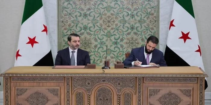 الشرع يوقع على مسودة الإعلان الدستوري