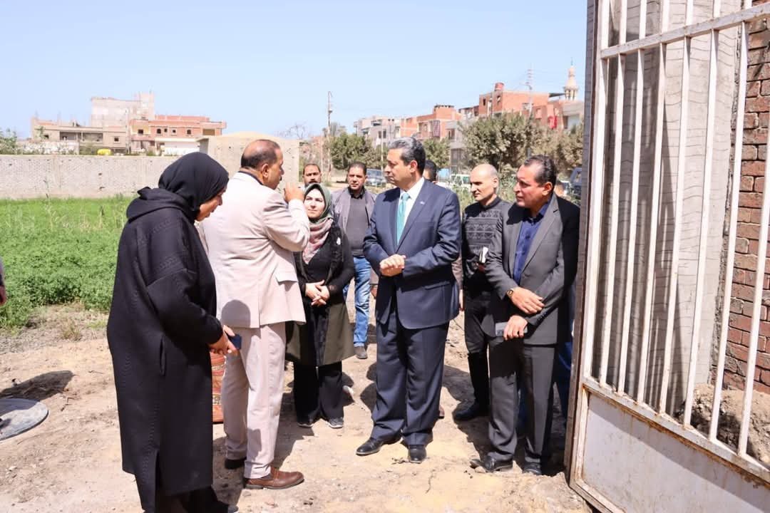 محافظ دمياط يتابع ميدانيًا مستجدات الموقف التنفيذى بمحطة رفع صرف صحي كفر شحاتة
