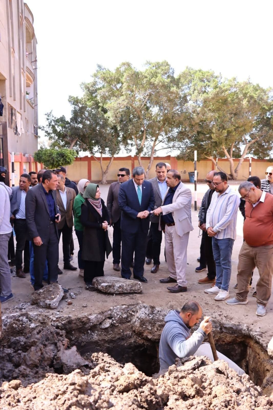 محافظ دمياط يجرى زيارة إلى مدرسة عثمان بن عفان بكفر شحاتة للوقوف على أعمال إحلال خط مياه الشرب