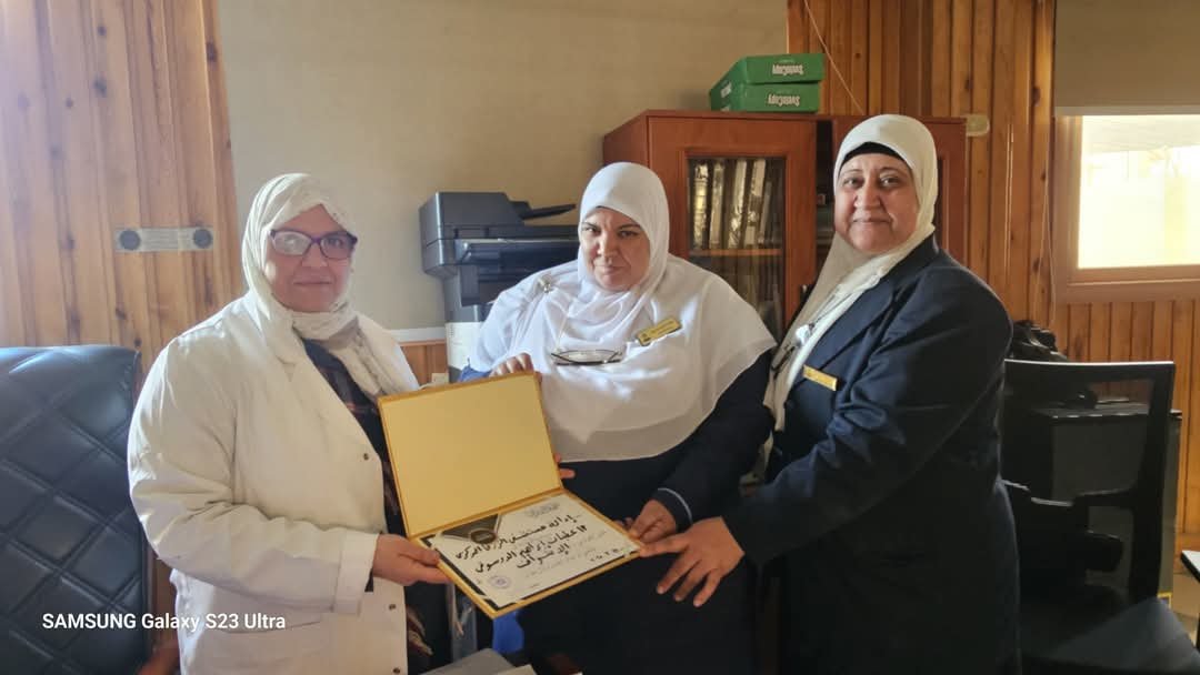 مدير عام المستشفى تكرم اشراف التمريض تقديرًا لجهوده المتميزة