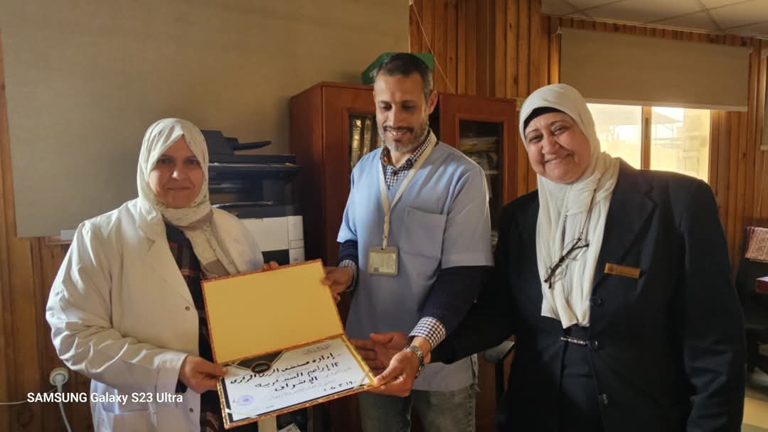 مدير عام المستشفى تكرم اشراف التمريض تقديرًا لجهوده المتميزة