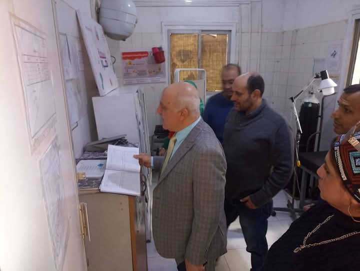 وكيل وزارة الصحة بالقليوبية يجري جولة مسائية مفاجئة بإدارة بنها ويحيل المقصرين للتحقيق
