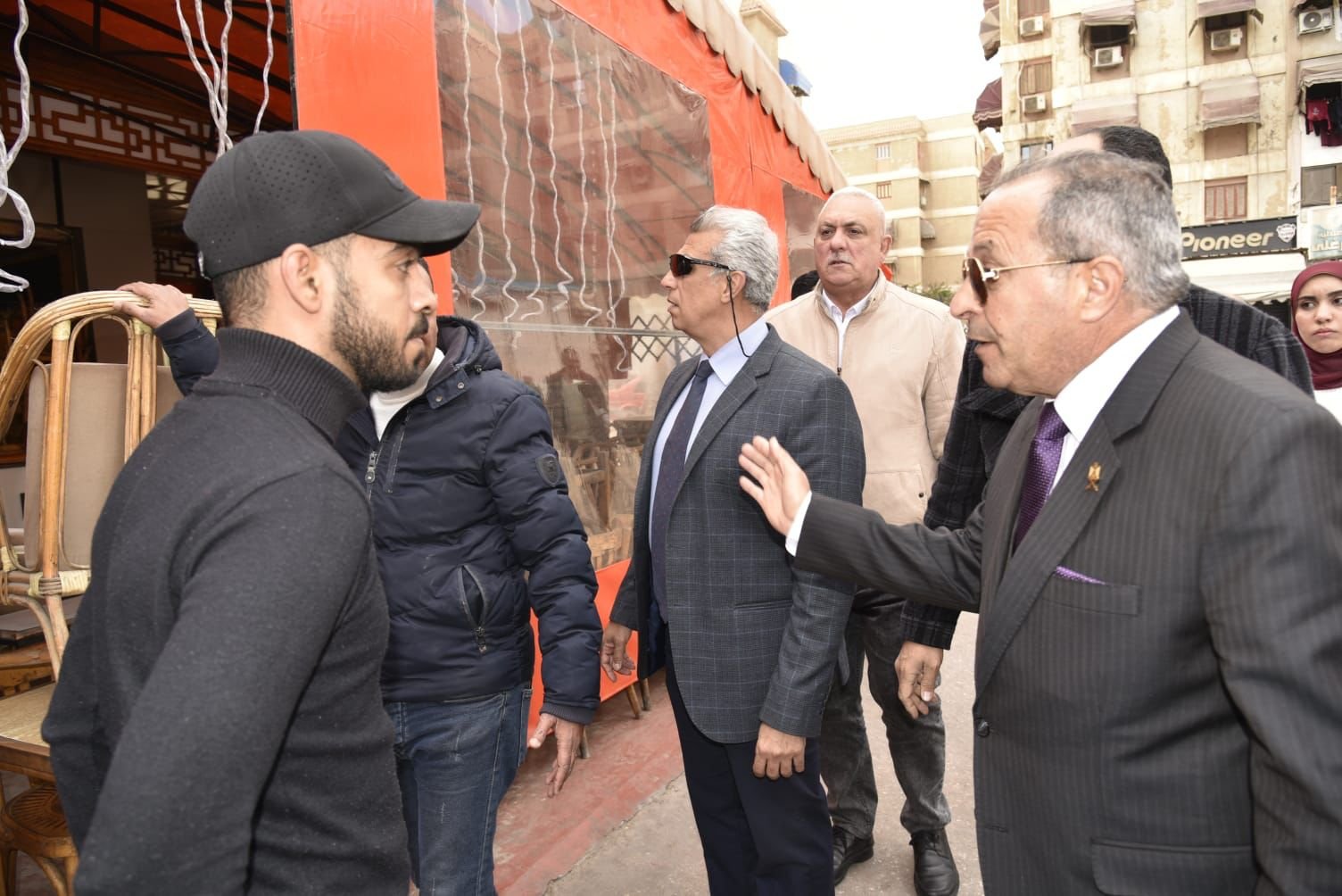 محافظ بورسعيد يتابع أعمال إزالة “الاشغالات والتعديات” بحي الزهور