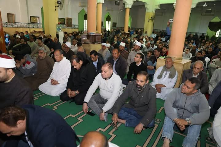 محافظ سوهاج يؤدى صلاة الجمعة بمسجد "الشرطة" 