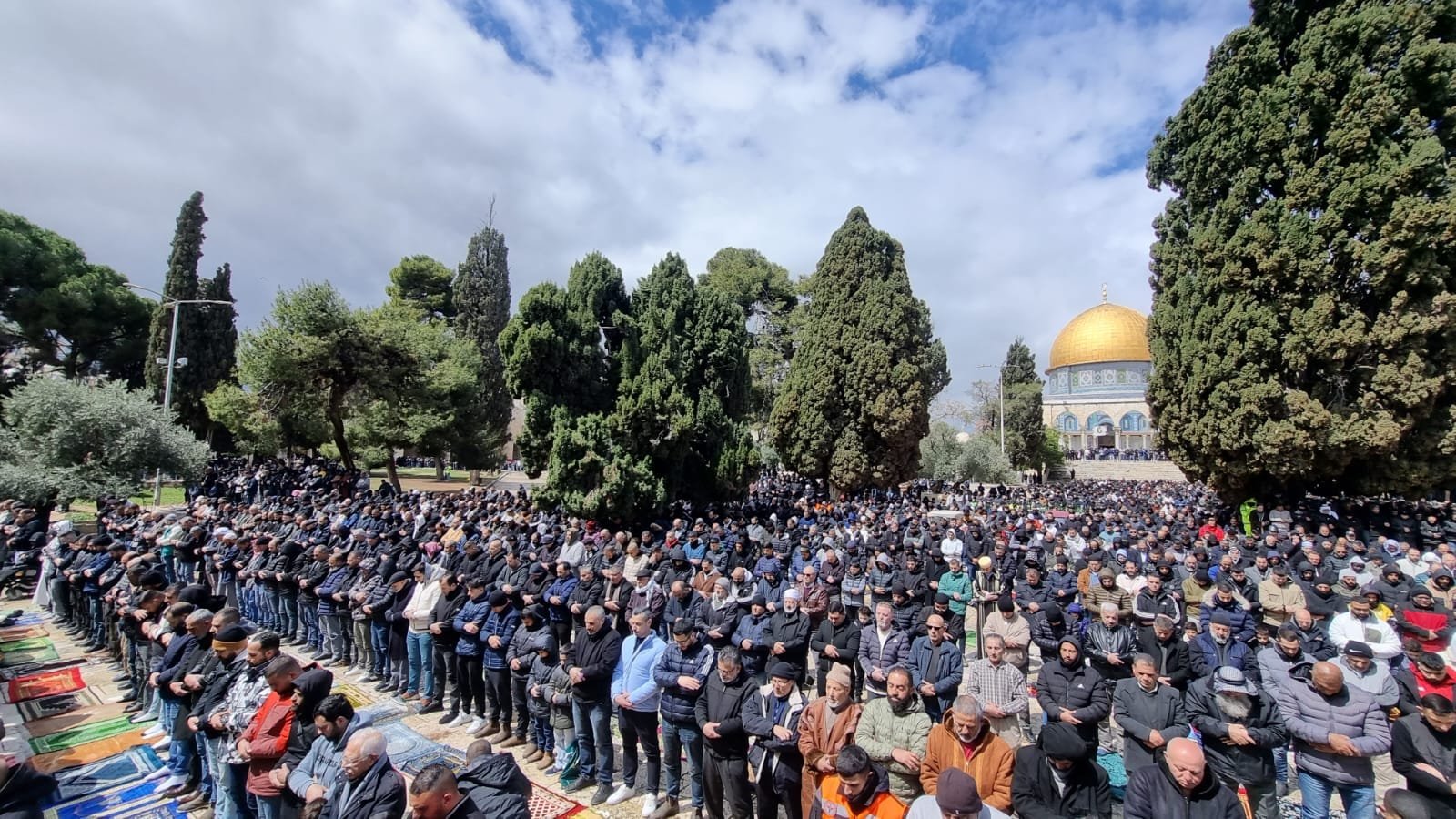 نحو 80 ألف فلسطيني يؤدون الجمعة الثالثة من رمضان في الأقصى