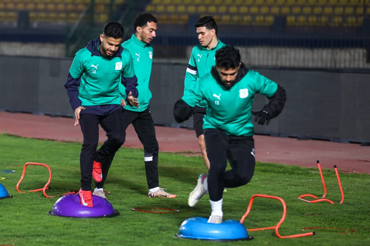بالصور مران الفريق الأول للكرة بالنادي المصري
