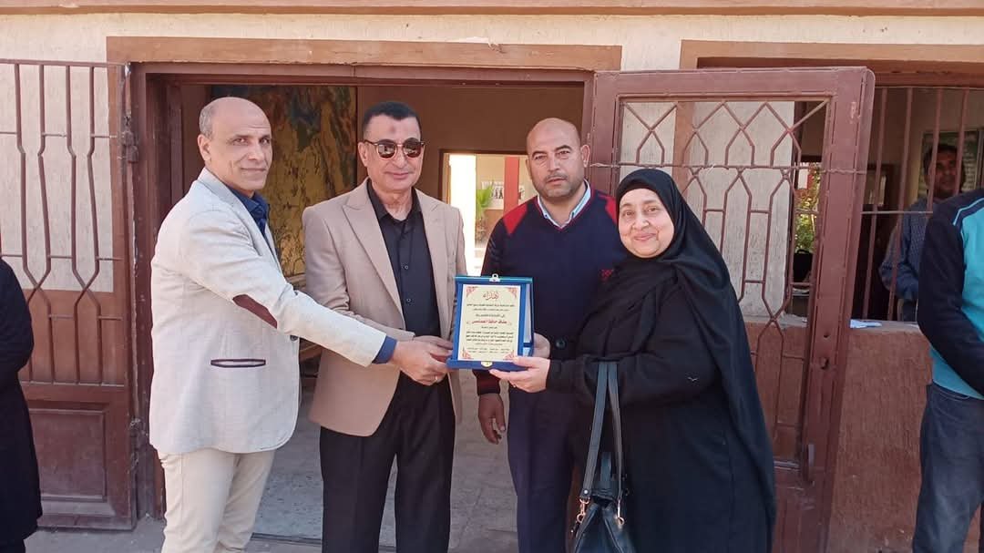 مجاهد الجزار يكرم عفاف الحمامصي لبلوغها سن التقاعد وتكريم طلاب حفظة القرآن الكريم