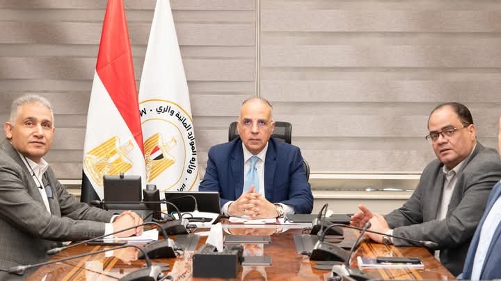 وزير الري: استمرار إزالة التعديات ورفع أراضي طرح النهر