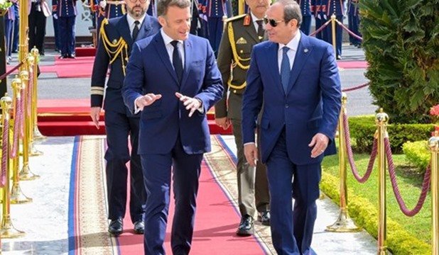 الرئيس السيسي والرئيس الفرنسي يتفقدان محطة عدلي منصور المركزية للمونوريل
