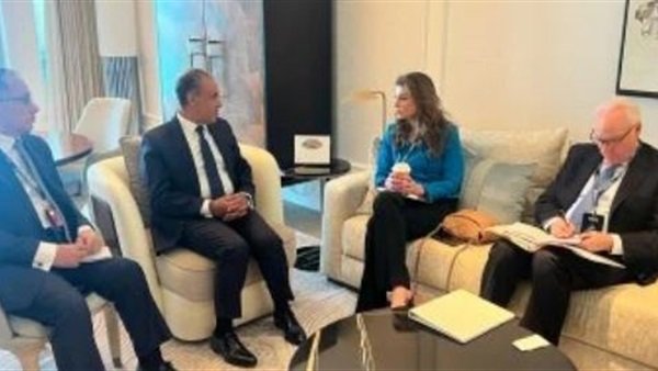 وزير الخارجية يلتقي مسؤولين أمريكيين في أبوظبي لبحث الشراكة الثنائية وتطورات الأوضاع الإقليمية