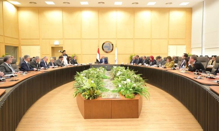 وزير الصناعة والنقل يبحث مع ممثلي 29 شركة ومؤسسة فرنسية فرص الاستثمار