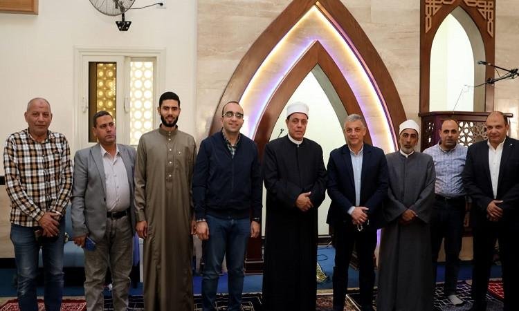 محافظ الإسماعيلية يؤدي شعائر صلاة الجمعة بمسجد الهدى