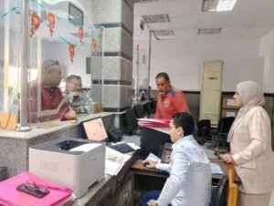 رئيس مركز ومدينة الزرقا تتابع سير العمل بالمركز التكنولوجي