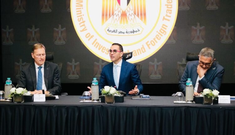 وزير الاستثمار يبحث مع كبرى الشركات الفرنسية فرص التعاون الاقتصادي