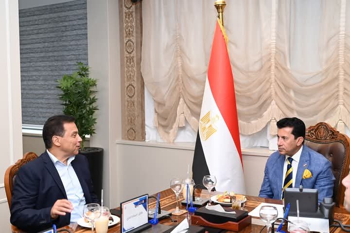 وزير الشباب والرياضة يستقبل أفراد البعثة المصرية العائدة من ليبيا ويكرمهم تقديرًا لاحترافيتهم