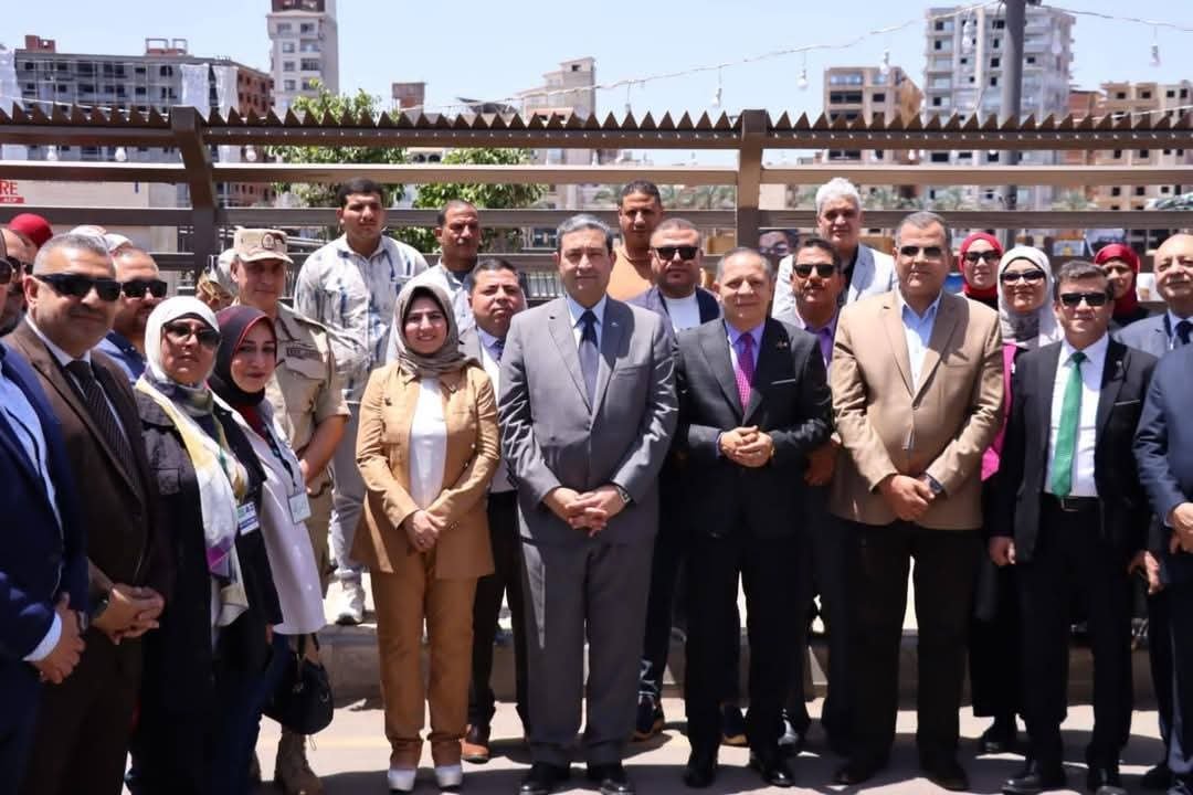 محافظ دمياط ورئيس جامعة دمياط وقيادات المحافظة يشهدون مسيرة طلاب التربية والتعليم وجامعة دمياط احتفالاً بالعيد القومى للمحافظة 