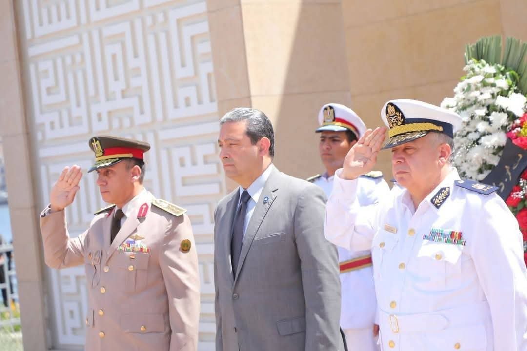محافظ دمياط يضع إكليل الزهور على النصب التذكارى للجندى المجهول احتفالاً بالعيد القومى للمحافظة 