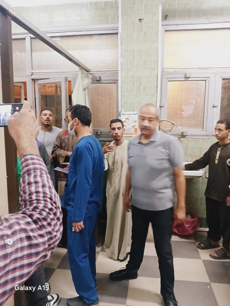 محافظ أسيوط يحيل واقعة تسمم 16 شخصًا للتحقيق.. والسكرتير المساعد يتابع حالة المصابين