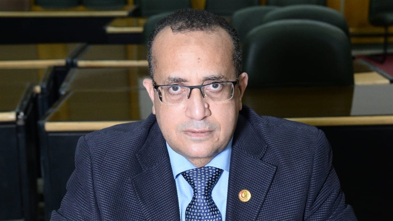 دكتور علاء عطية يواصل قيادة طب أسيوط بقرار جمهوري