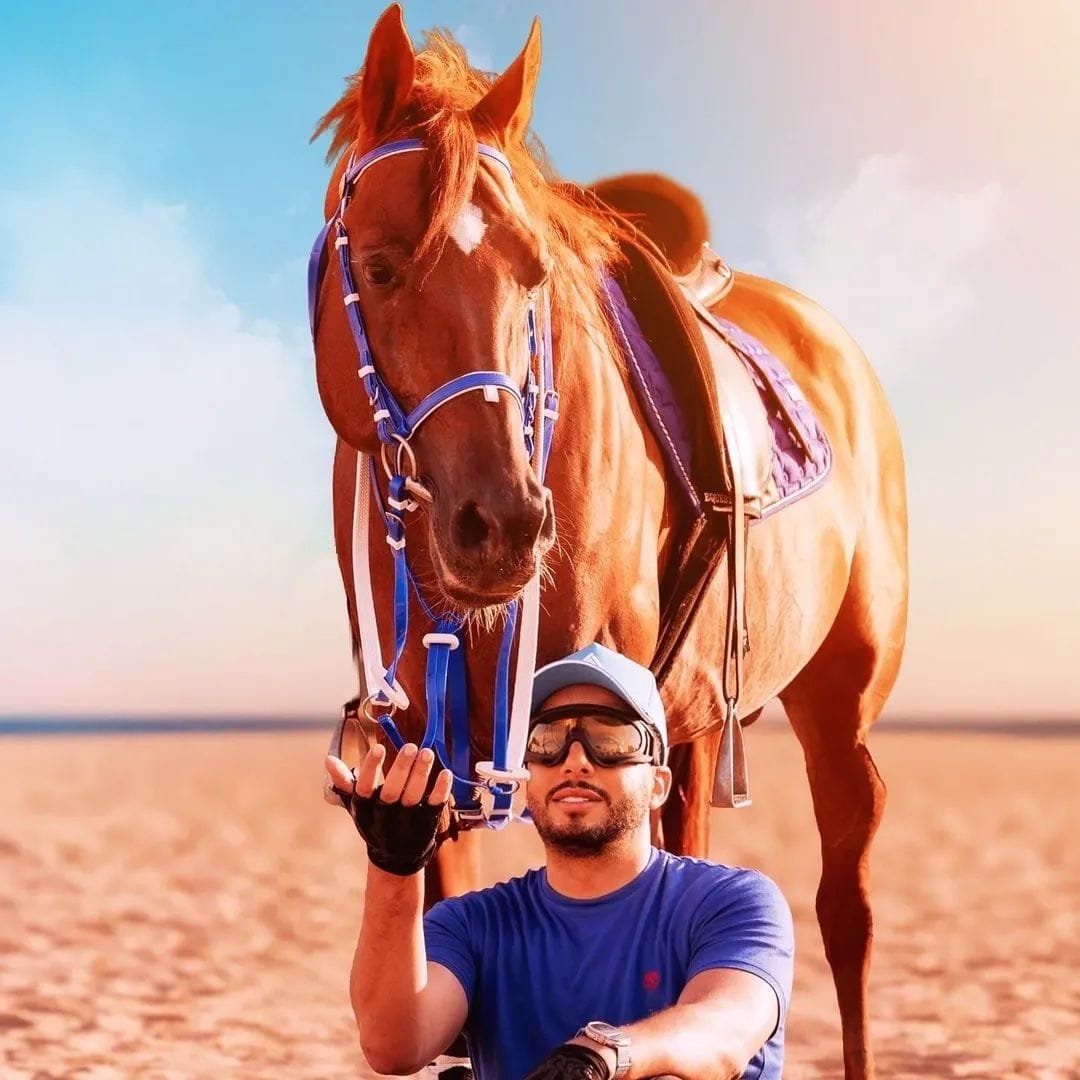 الفنان عصام السقا في جلسة تصوير،