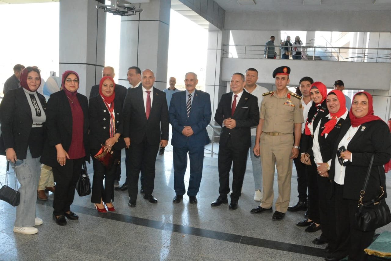 رئيس جامعة دمياط يتفقد المعرض الفني احتفاءً بالذكرى الـ52 لانتصارات أكتوبر المجيدة