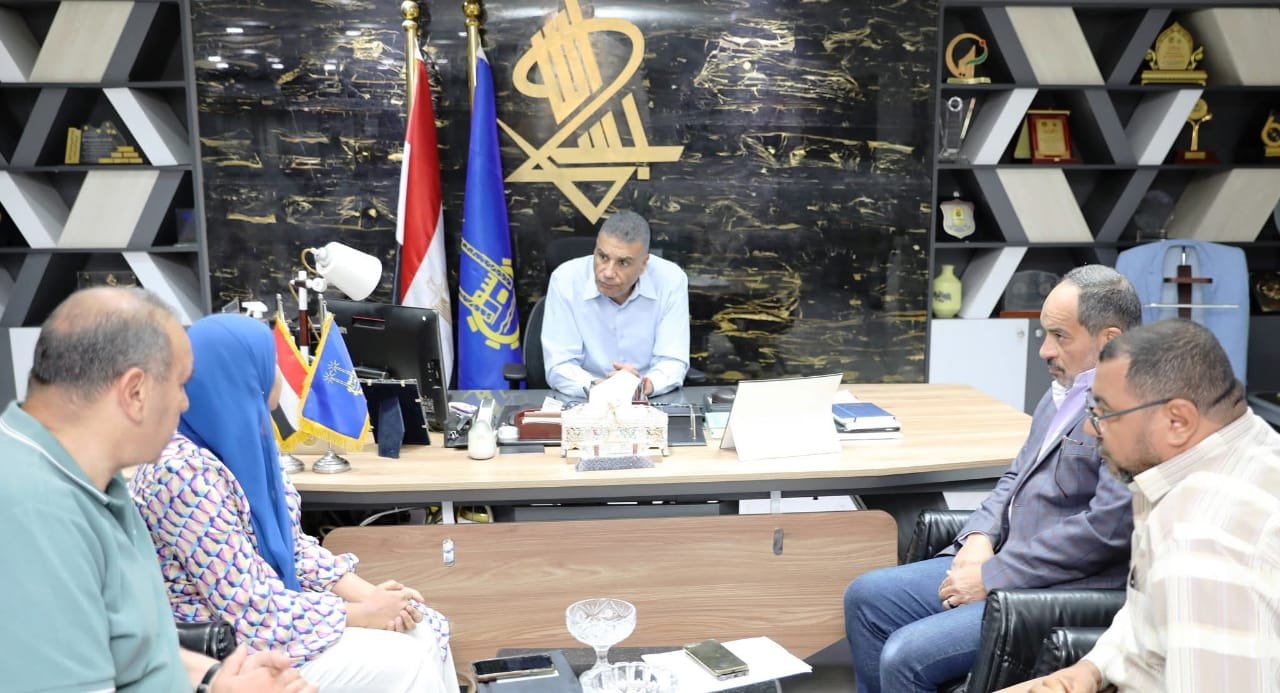 محافظ أسوان: الإسراع في تنفيذ مشروعات المياه والصرف لتحقيق خدمة أفضل للمواطن