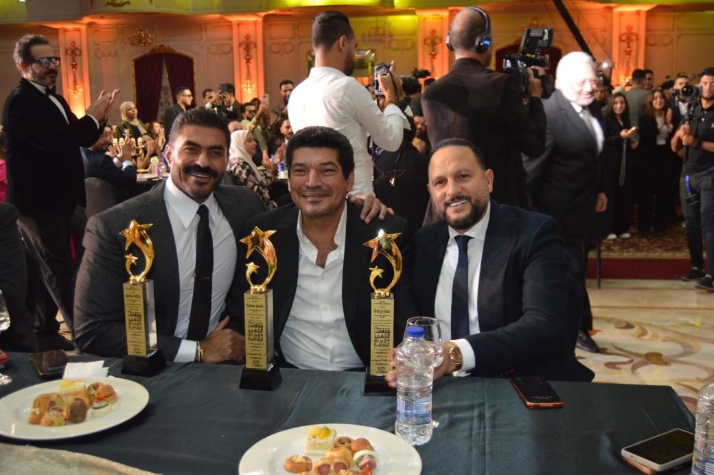 الفنان عماد زيادة يتألق في “ملتقى التميز والإبداع” ويقدم رسالة شكر مؤثرة لزوجته