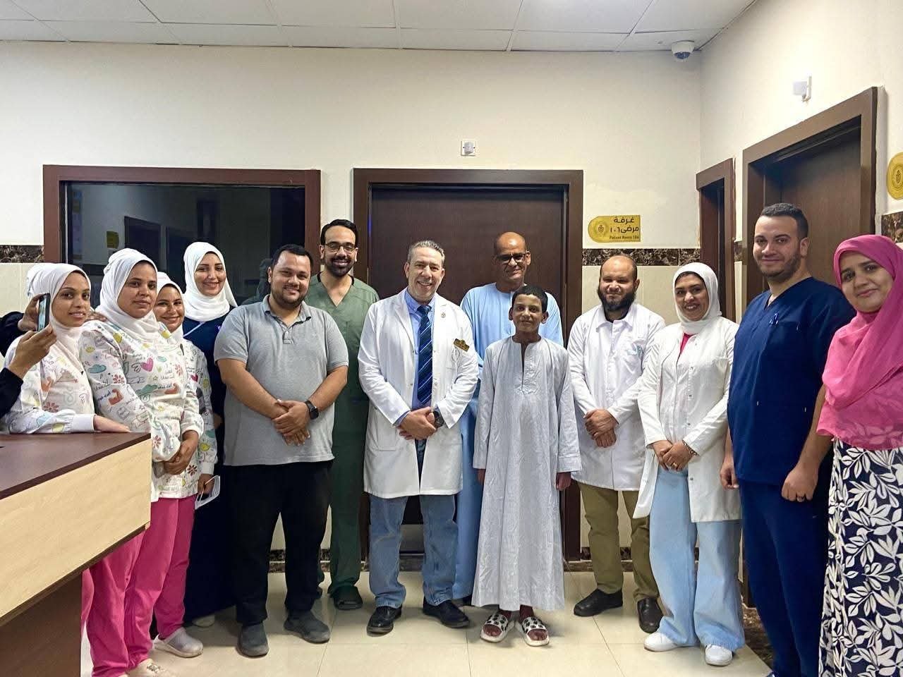 رئيس جامعة الأقصر تتفقد سير الامتحانات بكليات العلوم والتربية والطب   كتب-عبدالعزيز حمادي  اجرت الدكتورة صابرين عبدالجليل، رئيس جامعة الأقصر، جولة تفقدية لمتابعة سير امتحانات الفصل الدراسي الأول بعدد من كليات الجامعة، شملت كليات العلوم والتربية والطب.  واستهلت رئيس الجامعة جولتها بتفقد لجان الامتحانات بكلية العلوم، برفقة الدكتور محمد عبدالله عميد الكلية، ووكلاء الكلية، وعدد من أعضاء هيئة التدريس، حيث تابعت انتظام أعمال اللجان، والتزام المراقبين، وتوافر الأجواء المناسبة للطلاب داخل اللجان.  كما واصلت جولتها بكلية التربية، بحضور الدكتور وليد محمد عبدالله عميد الكلية، ووكلاء الكلية، وأعضاء هيئة التدريس، حيث اطلعت على سير الامتحانات، واستمعـت إلى ملاحظات عدد من الطلاب، وتابعت وضوح الأسئلة ومدى توافقها مع المقررات الدراسية.  واختتمت جولتها بتفقد امتحانات كلية الطب، برفقة الدكتور محمد عبدالله شحات عميد الكلية، حيث تابعت انتظام اللجان والتزامها بالضوابط والتعليمات المنظمة لأعمال الامتحانات.  وأكدت رئيس الجامعة خلال الجولة أهمية المتابعة المستمرة لسير الامتحانات، والالتزام الكامل بالتعليمات، وتوفير بيئة مناسبة تساعد الطلاب على أداء امتحاناتهم في هدوء وانتظام، بما يضمن تحقيق العدالة والانضباط داخل اللجان.