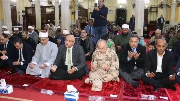 من قلب مسجد ناصر.. محافظ القليوبية يشارك المواطنين احتفالات «النصف من شعبان