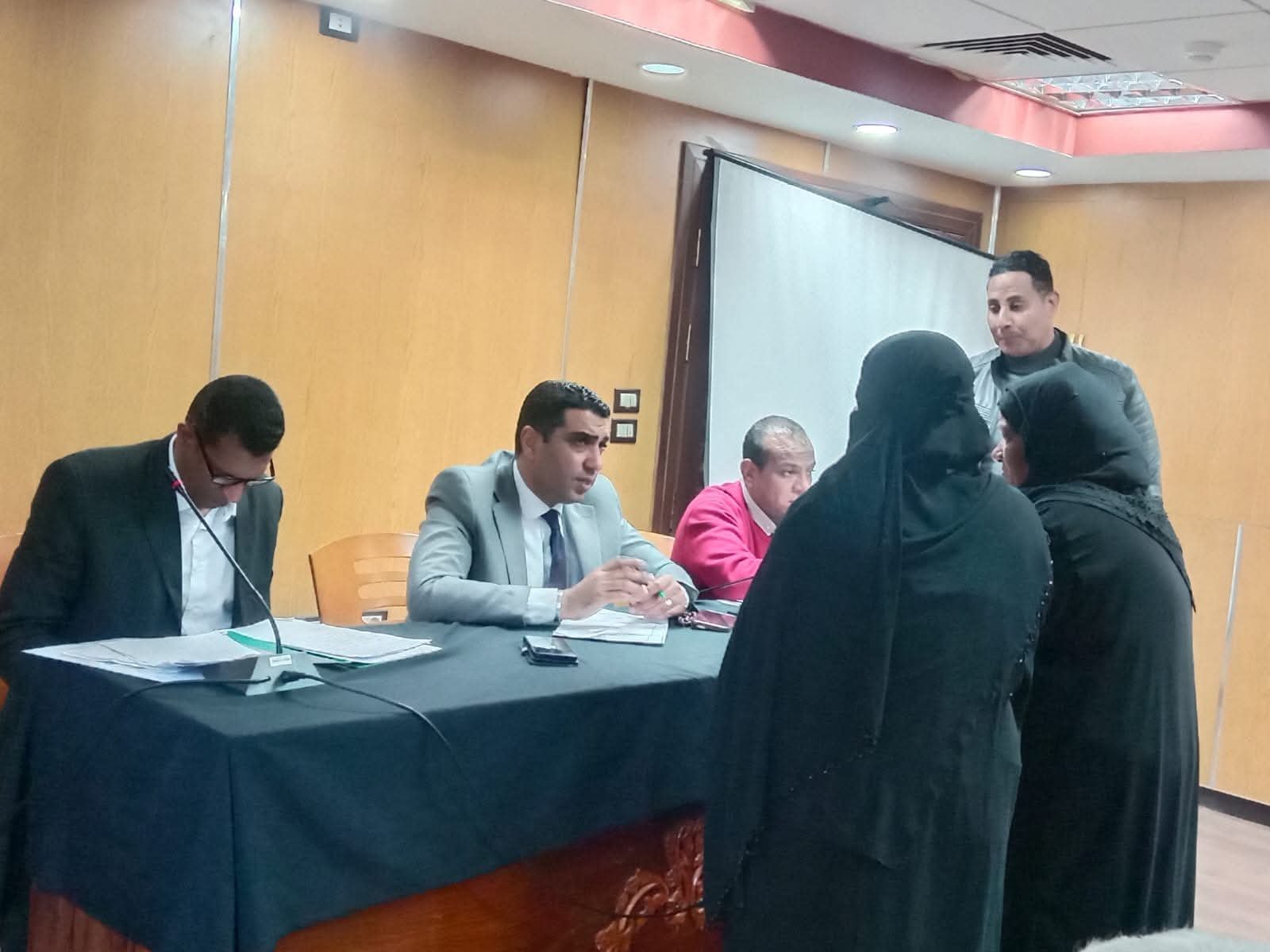 بحث شكاوى وطلبات المواطنين خلال لقاء اليوم المفتوح