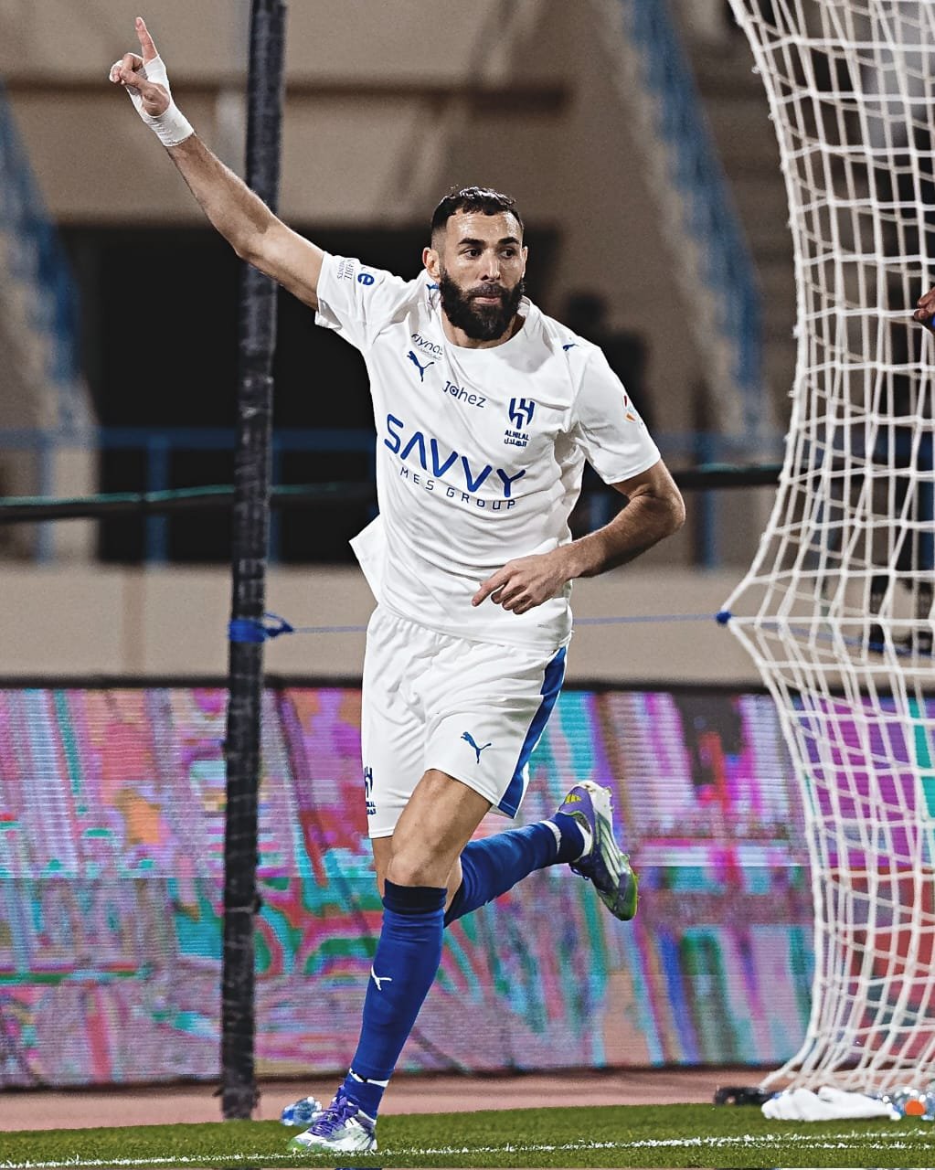 كريم بنزيما يسجل هدفه الأول مع الهلال في ظهوره الأول أمام الأخدود