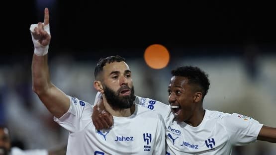 كريم بنزيما يبدأ مشواره مع الهلال بـهاتريك في شباك الأخدود
