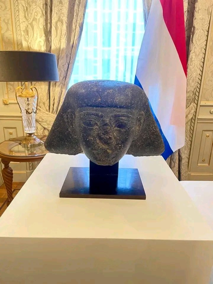عودة كنز فرعوني إلى موطنه.. مصر تستعيد رأس تمثال من عصر تحتمس الثالث بتعاون دولي