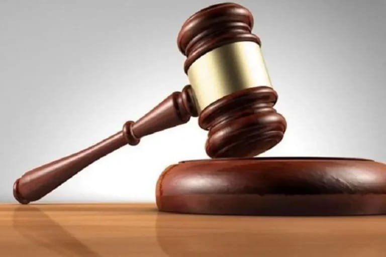 بعد تداول مقاطع .. الداخلية تفحص فيديو سيده تقوم بالقاء صغارها 