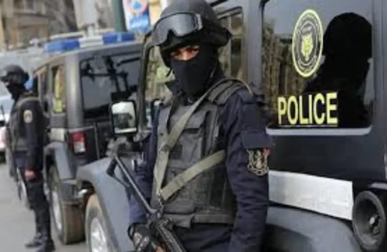 رجال الأمن في المقطم يقومون بضبط 13 متهم بترهيبهم لمواطن