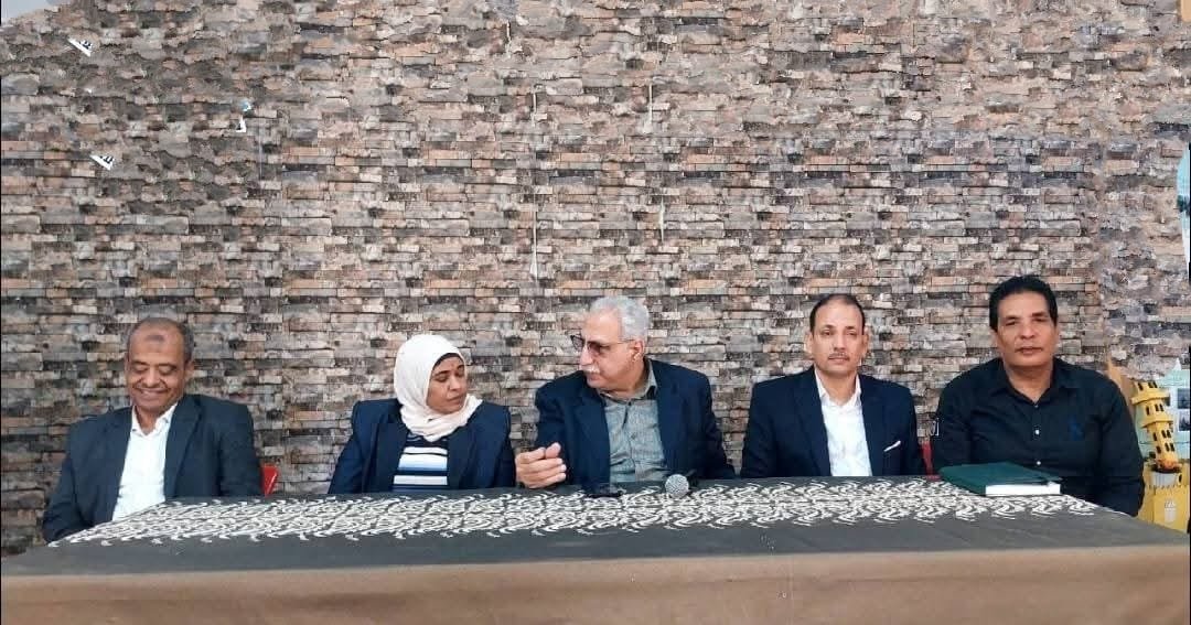 مدير تعليم البحر الأحمر يعقد اجتماعا موسعا بإدارة رأس غارب لمتابعة انتظام العملية التعليمية