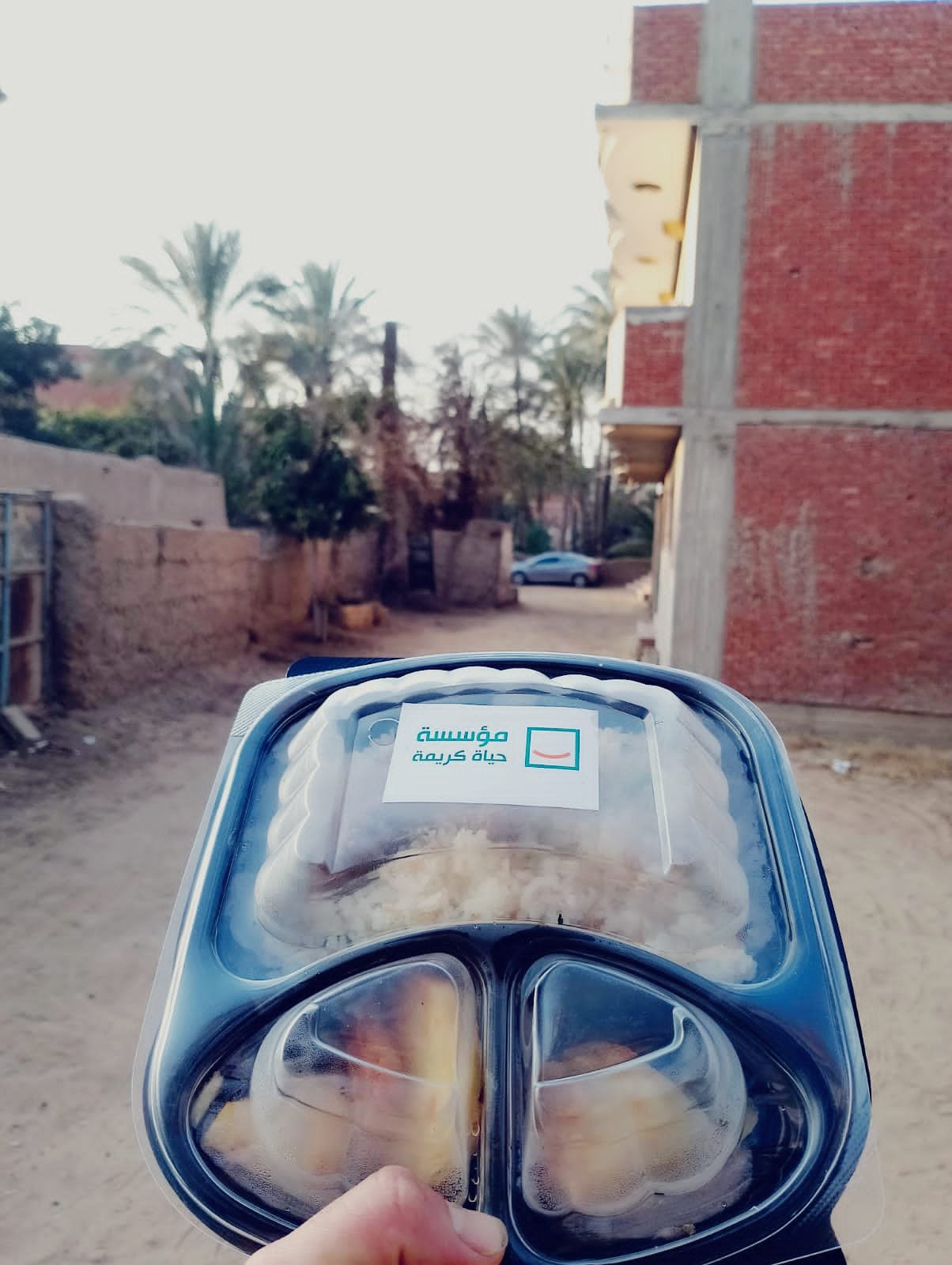 “دفء الإنسانية يصل إلى بيوت القرين.. توزيع وجبات ساخنة على الأسر الأكثر احتياجًا في مبادرة تعكس روح التكافل”