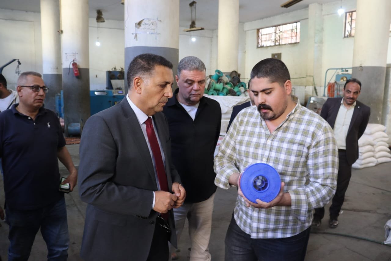 : محافظ القليوبية يفتح ملف «مصانع الظل» بباسوس