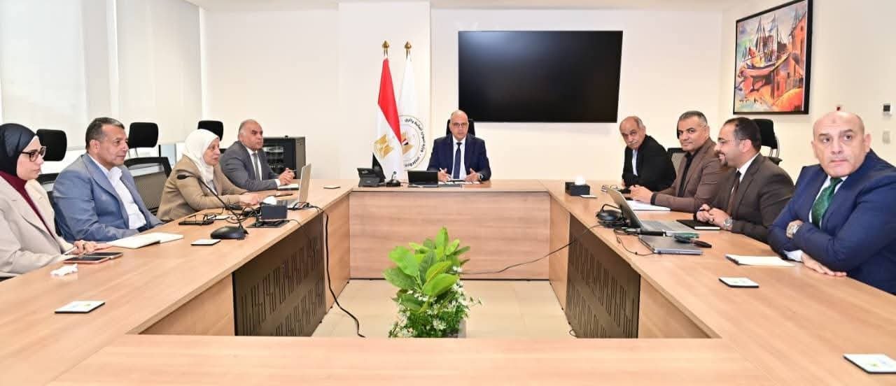 وزير الموارد المائية والري يعقد إجتماعا لمتابعة خطة تطوير إدارة المياه وتطبيق التوأمة الرقمية على نموذج ترعة الإسماعيلية وفروعها