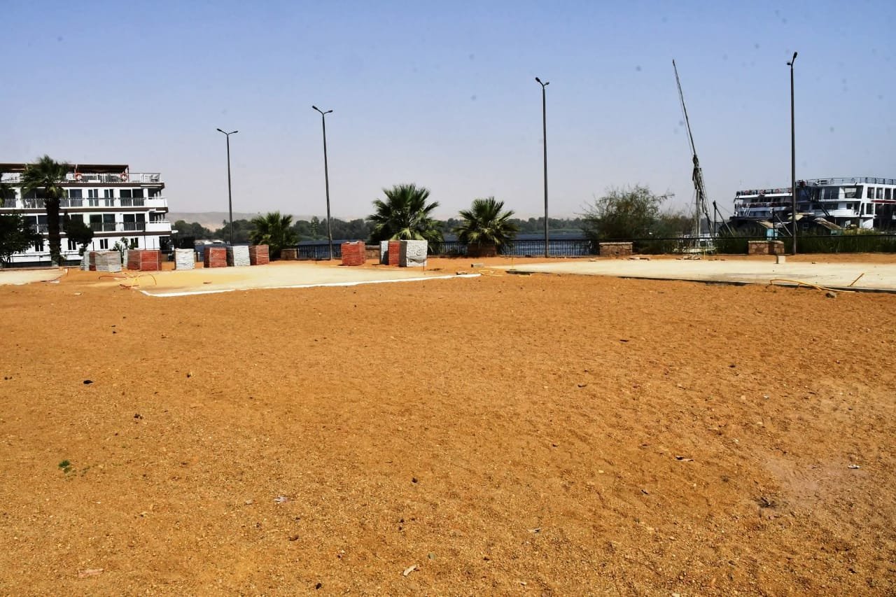 محافظ أسوان يتابع مشروع ملاعب البادل على كورنيش النيل ويوجه بسرعة الإنجاز