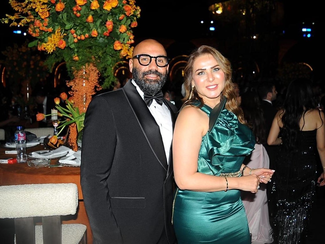 رجل الأعمال هاني عبدالرؤوف وزوجته سيدة الأعمال إيمي شريف ضمن أبرز الحضور في حفل  زفاف ابنة شقيق عماد زيادة على سفح الأهرامات