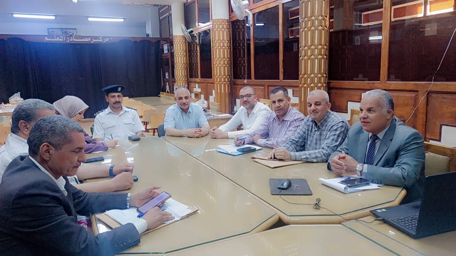 مدير تعليم بالفيوم يتابع امتحانات الدبلومات الفنية من غرفة العمليات الرئيسية بالمديرية