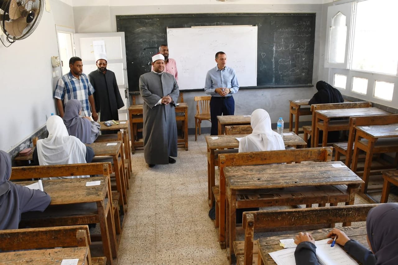 محافظ أسوان يتابع امتحانات الثانوية الأزهرية ميدانيًا ويشدد على الانضباط وتكافؤ الفرص